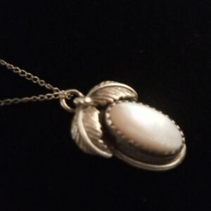 Sterling silver vintage jack Whittaker circle . Mother of pearl pendant necklace